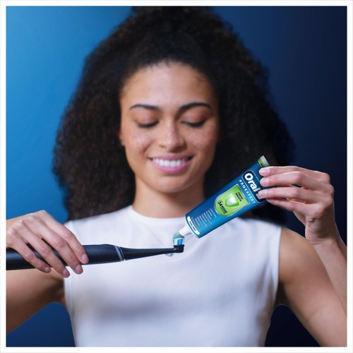 Oral-B Pro-Expert Fresh Breath Whitening Toothpaste