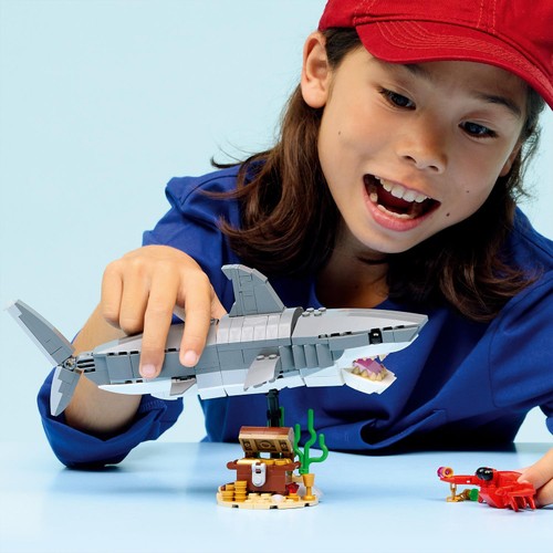 Lego Creator Fierce Shark With A Treasure Chest 31381